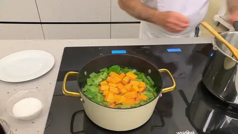 Pela la calabaza, córtala en dados y agrégala Pela la calabaza, córtala en dados y agrégala