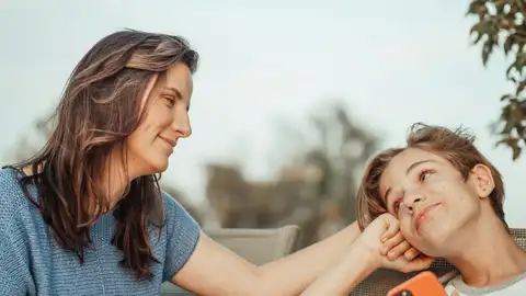 Una madre con su hijo Una madre con su hijo