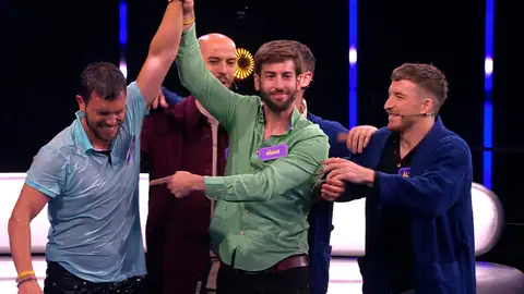 El insólito final de los bomberos de Mata-fuegos... ¡con Juanra Bonet a punto de recibir el pelotazo! El insólito final de los bomberos de Mata-fuegos... ¡con Juanra Bonet a punto de recibir el pelotazo!