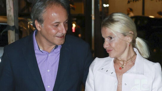 Eugenia Mart&iacute;nez de Irujo y Narc&iacute;s Rebollo por la calle