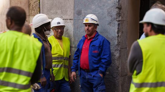 Obreros en las inmediaciones del edificio