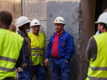Obreros en las inmediaciones del edificio