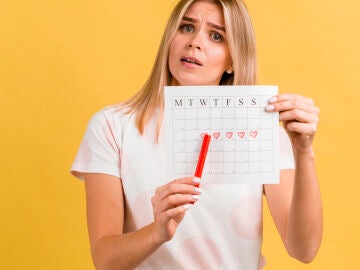 Mujer con su calendario menstrual