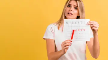 Mujer con su calendario menstrual Mujer con su calendario menstrual