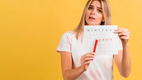 Mujer con su calendario menstrual Mujer con su calendario menstrual