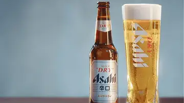 Imagen de archivo de una cerveza de Asahi Imagen de archivo de una cerveza de Asahi