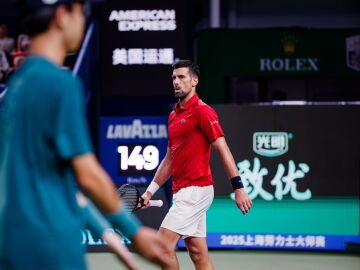 Novak Djokovic, en el partido ante Jaume Munar en Shanghái