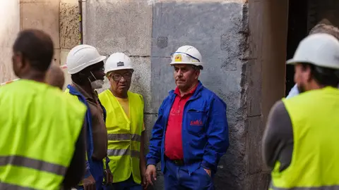 Varios obreros en las inmediaciones dónde se ha derrumbado un edificio en obras, en la zona de Ópera, a 7 de octubre de 2025, en Madrid (España). Varios obreros en las inmediaciones dónde se ha derrumbado un edificio en obras, en la zona de Ópera, a 7 de octubre de 2025, en Madrid (España).