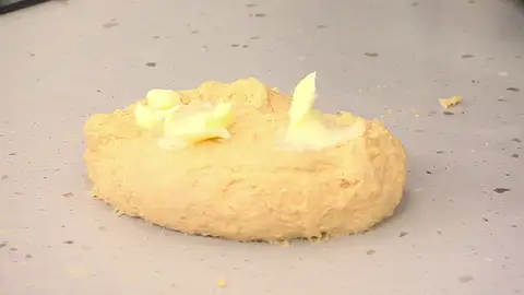 Pasa la masa a la encimera, agrega la mantequilla Pasa la masa a la encimera, agrega la mantequilla