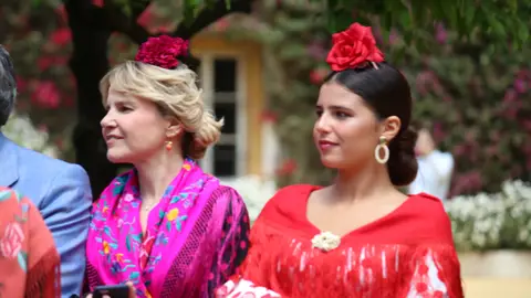 Eugenia Martínez de Irujo y su hija Cayetana Rivera en la Feria de Abril de 2019 Eugenia Martínez de Irujo y su hija Cayetana Rivera en la Feria de Abril de 2019