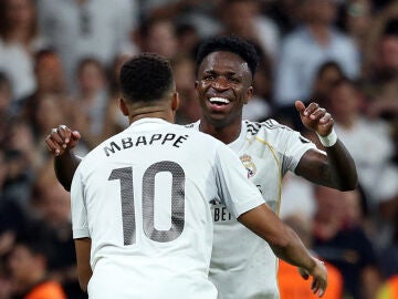 Mbappé y Vinícius celebra un gol con el Real Madrid