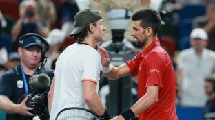 Novak Djokovic y Zizou Bergs se saludan tras el partido en Shangh&aacute;i