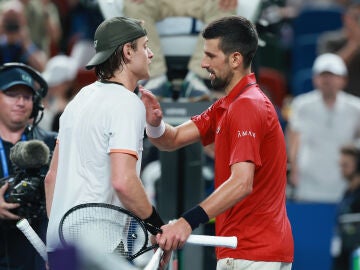 Novak Djokovic y Zizou Bergs se saludan tras el partido en Shanghái