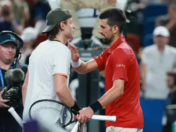 Novak Djokovic y Zizou Bergs se saludan tras el partido en Shanghái Novak Djokovic y Zizou Bergs se saludan tras el partido en Shanghái