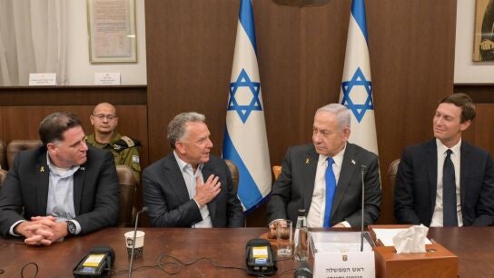 Benjamin Netanyahu, reunido con el enviado especial del presidente estadounidense Donald Trump para Oriente Medio, Steve Witkoff, el yerno del presidente, Jared Kushner, y el ministro Ron Dermer 