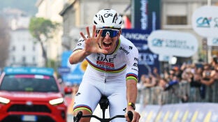 Tadej Pogacar, exultante con su Giro de Lombard&iacute;a consecutivo