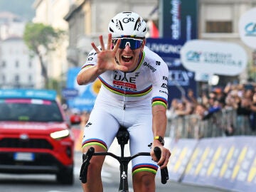 Tadej Pogacar, exultante con su Giro de Lombardía consecutivo