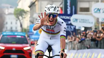 Tadej Pogacar, exultante con su Giro de Lombardía consecutivo Tadej Pogacar, exultante con su Giro de Lombardía consecutivo