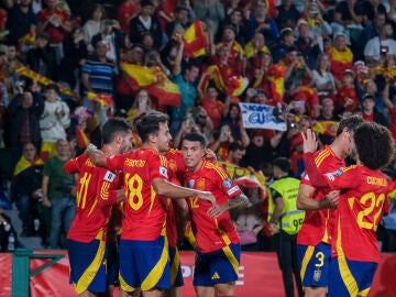 España celebra uno de los goles a Georgia