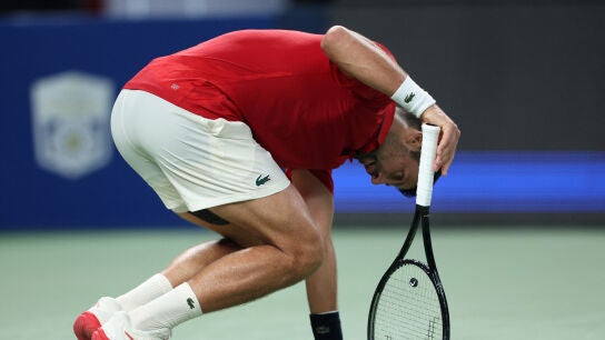 Novak Djokovic, renqueante en el Masters 1.000 de Shangh&aacute;i