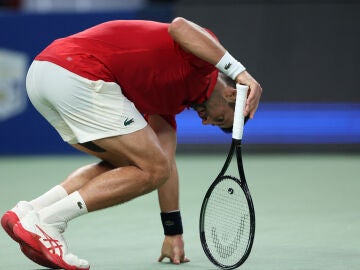 Novak Djokovic, renqueante en el Masters 1.000 de Shanghái
