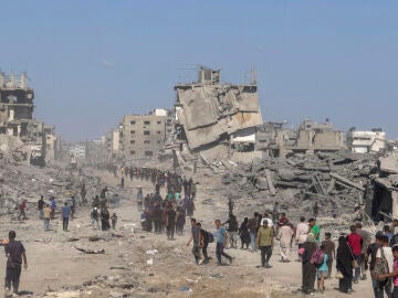 Miles de palestinos regresan a Gaza entre los escombros. 