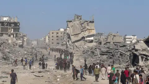 Miles de palestinos regresan a Gaza entre los escombros. Miles de palestinos regresan a Gaza entre los escombros.