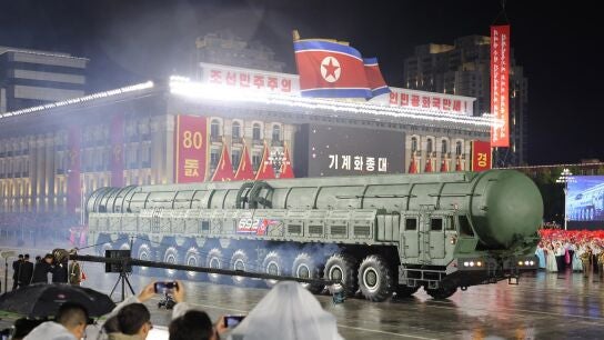 Vista del nuevo misil bal&iacute;stico intercontinental durante un desfile militar con motivo del 80 aniversario de la fundaci&oacute;n del Partido de los Trabajadores de Corea en Pyongyang.