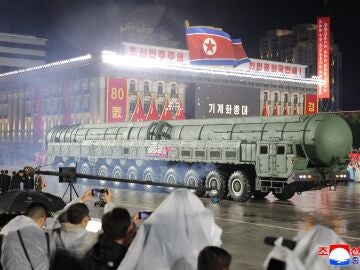 Vista del nuevo misil balístico intercontinental durante un desfile militar con motivo del 80 aniversario de la fundación del Partido de los Trabajadores de Corea en Pyongyang.