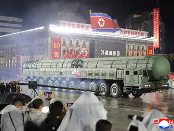 Vista del nuevo misil balístico intercontinental durante un desfile militar con motivo del 80 aniversario de la fundación del Partido de los Trabajadores de Corea en Pyongyang. Vista del nuevo misil balístico intercontinental durante un desfile militar con motivo del 80 aniversario de la fundación del Partido de los Trabajadores de Corea en Pyongyang.