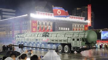 Vista del nuevo misil balístico intercontinental durante un desfile militar con motivo del 80 aniversario de la fundación del Partido de los Trabajadores de Corea en Pyongyang.