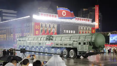 Vista del nuevo misil balístico intercontinental durante un desfile militar con motivo del 80 aniversario de la fundación del Partido de los Trabajadores de Corea en Pyongyang. Vista del nuevo misil balístico intercontinental durante un desfile militar con motivo del 80 aniversario de la fundación del Partido de los Trabajadores de Corea en Pyongyang.