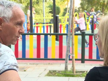 Imagen de archivo de dos abuelos en un parque.