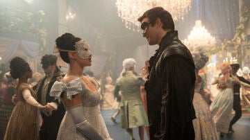 Luke Thompson (Benedict Bridgerton) y Yerin Ha (Sophie Baek) en la temporada 4 de Los Bridgerton