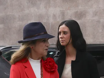 La infanta Elena y Victoria Federica, en la plaza de toros de Las Ventas La infanta Elena y Victoria Federica, en la plaza de toros de Las Ventas