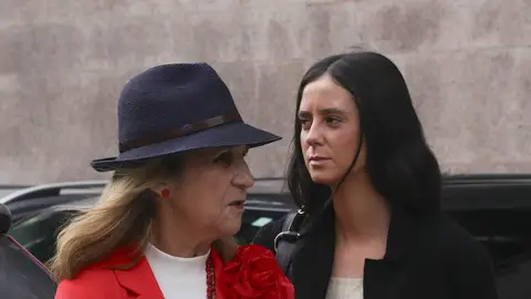 La infanta Elena y Victoria Federica, en la plaza de toros de Las Ventas La infanta Elena y Victoria Federica, en la plaza de toros de Las Ventas