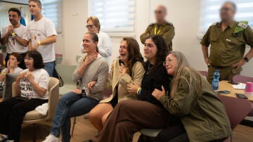 La familia de Omri Miran sigue por televisión el momento de la entrega de su familiar al Ejército israelí