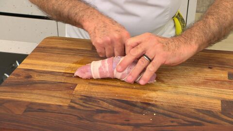  Para sujetar las lonchas de panceta, átalos con hilo de cocina