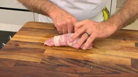 Para sujetar las lonchas de panceta, átalos con hilo de cocina Para sujetar las lonchas de panceta, átalos con hilo de cocina