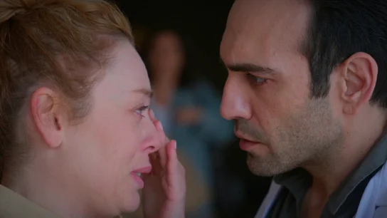 Evren rompe su coraza para consolar a Bahar en su peor momento Evren rompe su coraza para consolar a Bahar en su peor momento