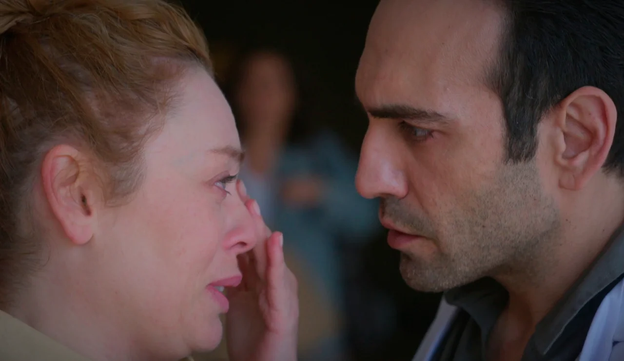 Evren rompe su coraza para consolar a Bahar en su peor momento