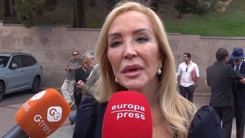 Carmen Lomana haciendo declaraciones a la prensa
