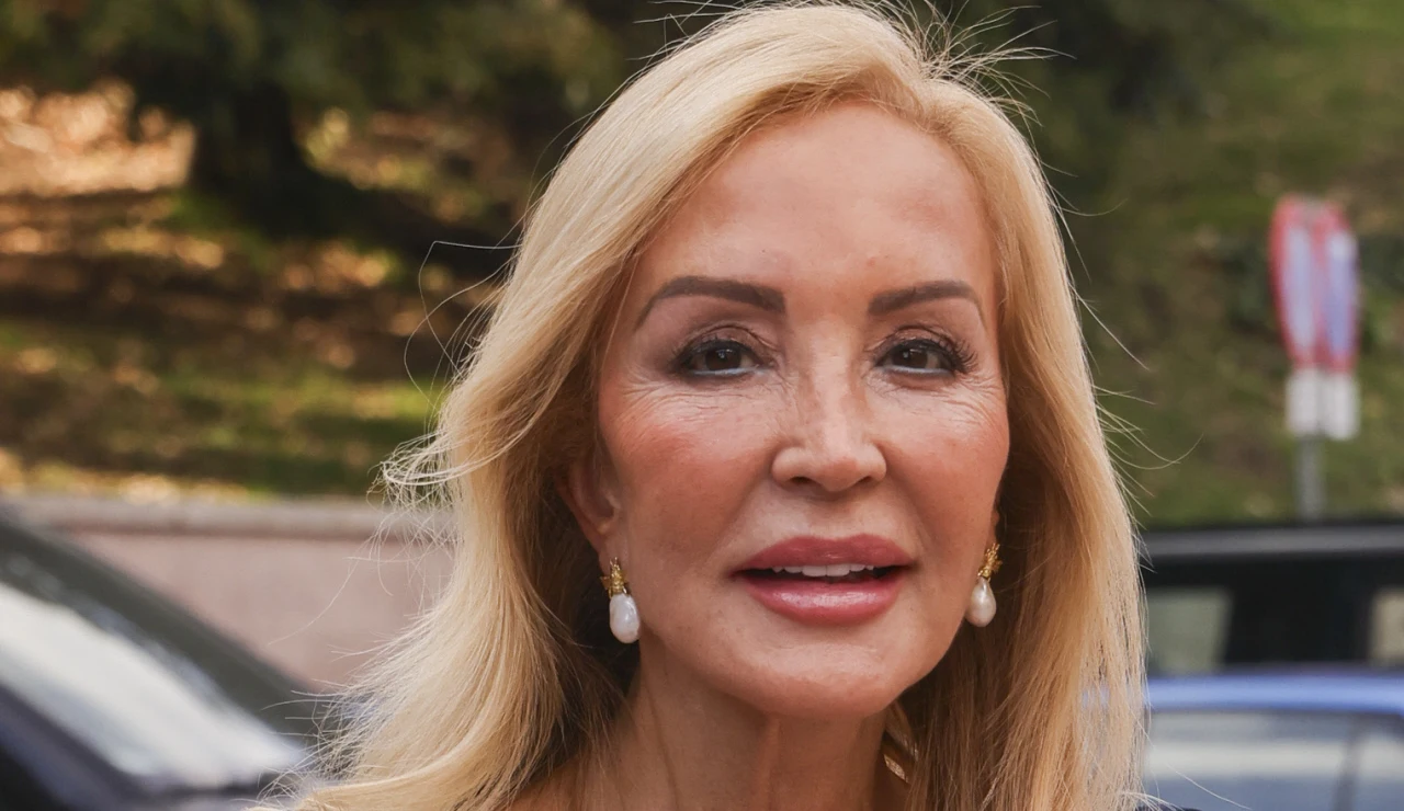 Carmen Lomana atendiendo a la prensa