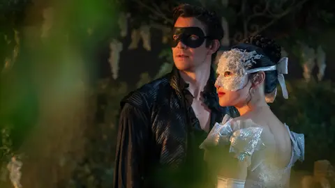 Luke Thompson (Benedict Bridgerton) y Yerin Ha (Sophie Baek) en la temporada 4 de Los Bridgerton Luke Thompson (Benedict Bridgerton) y Yerin Ha (Sophie Baek) en la temporada 4 de Los Bridgerton