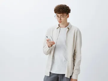 Chico joven con el teléfono en la mano Chico joven con el teléfono en la mano
