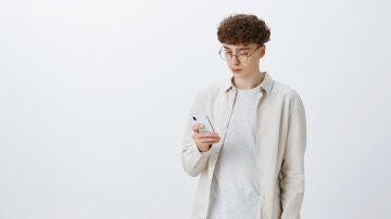 Chico joven con el teléfono en la mano