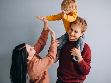 Una pareja joven con un hijo Una pareja joven con un hijo