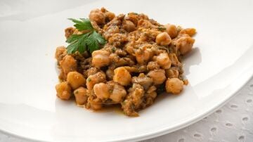 Garbanzos con berenjenas, una receta fácil y rápida de Joseba Arguiñano