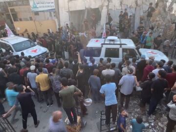 Los rehenes abandonando la Franja de Gaza en vehículos de Cruz Roja
