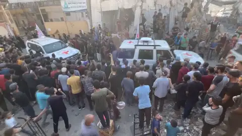 Los rehenes abandonando la Franja de Gaza en vehículos de Cruz Roja Los rehenes abandonando la Franja de Gaza en vehículos de Cruz Roja